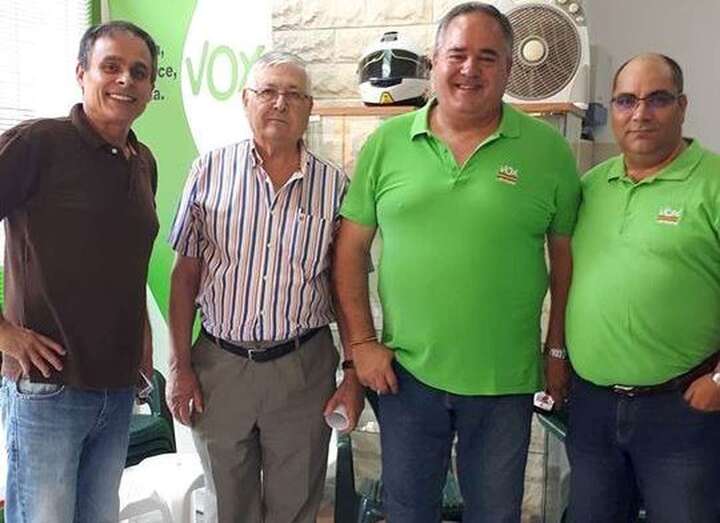 Francisco Santana (segundo por la derecha), con otros miembros de Vox que han dejado el partido (Foto TA)